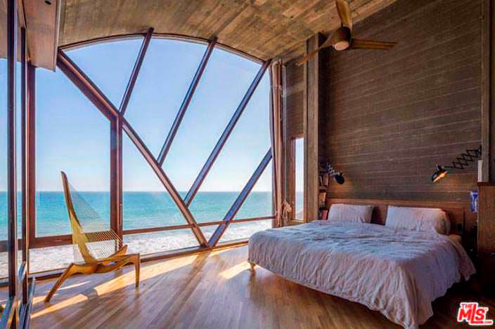 Спальня с видом на океан в доме. Архитектор Джон Лаутнер