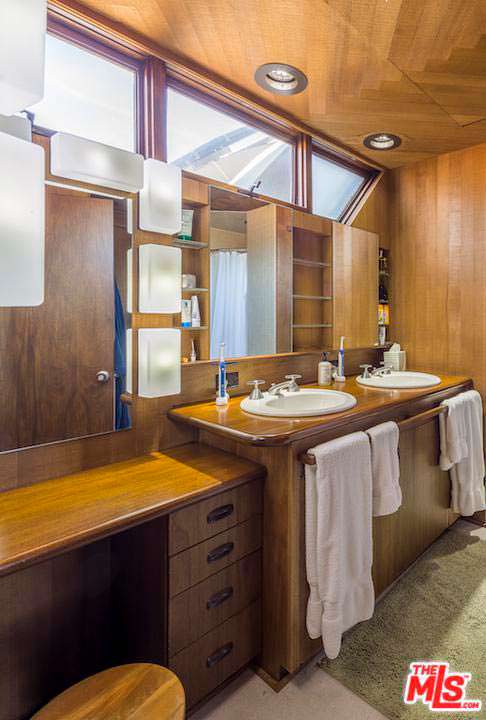 Дизайн ванной комнаты в доме Эдварда Нортона в Малибу