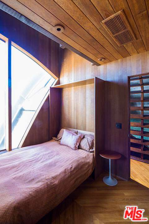 Дизайн спальни в доме из кедра. Архитектор Джон Лаутнер