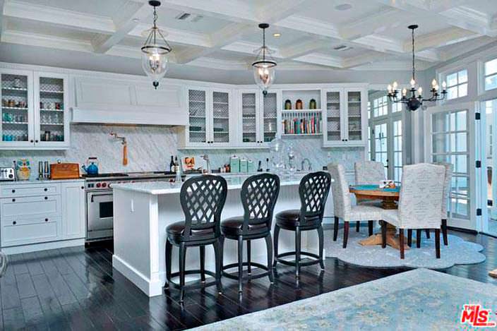 Дизайн кухни: черный пол и белая мебель