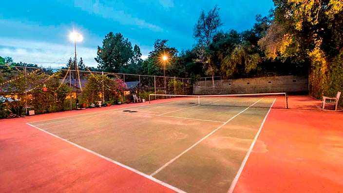 Частный теннисный корт у дома Кейт Уолш в Энсино