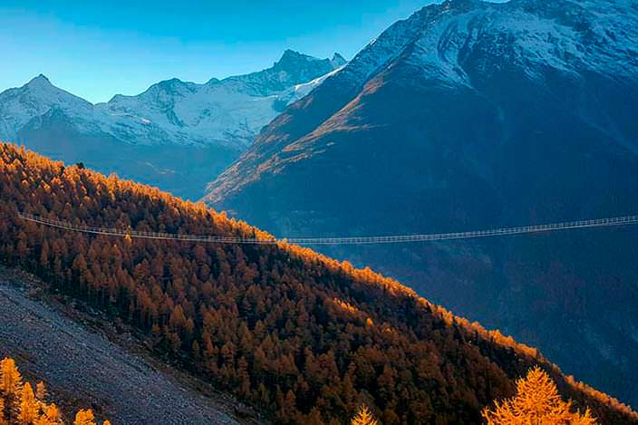 Самый длинный пешеходный подвесной мост в Швейцарских Альпах