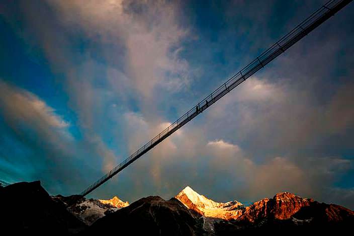 Самый длинный пешеходный подвесной мост. Высота 85 метров