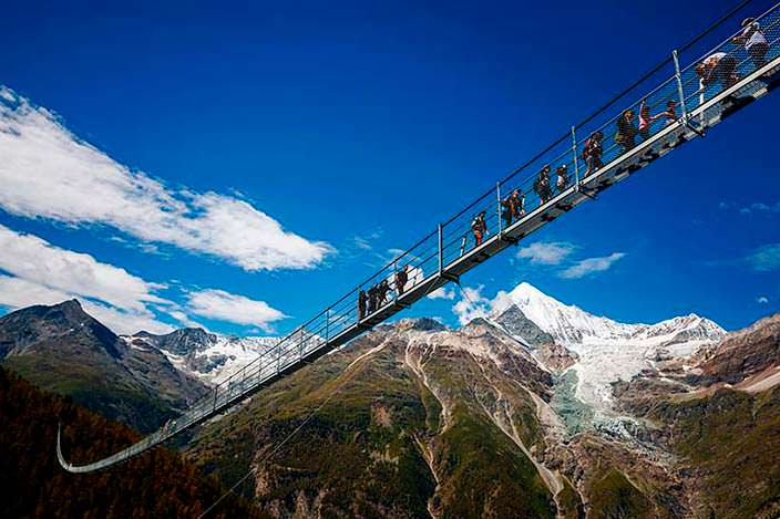 Самый длинный пешеходный подвесной мост. Длина 494 метра