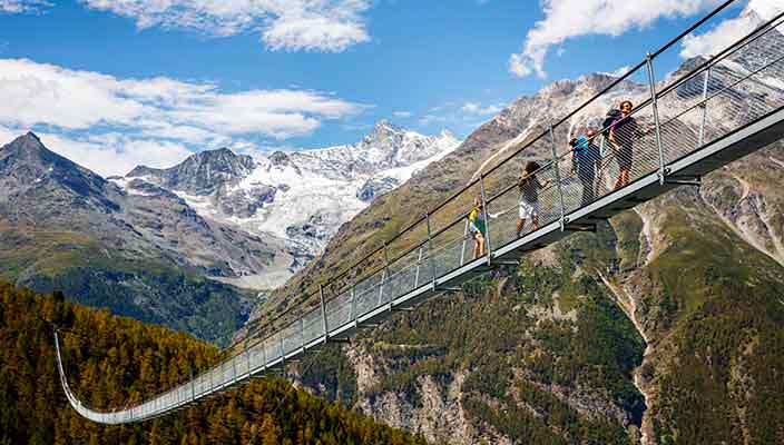 Самый длинный пешеходный подвесной мост открылся в Швейцарии