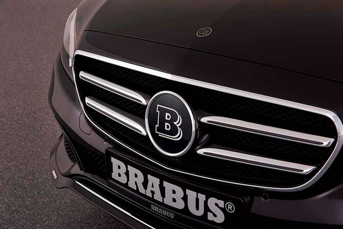 Логотип Brabus на радиаторной решетке Mercedes E-Class