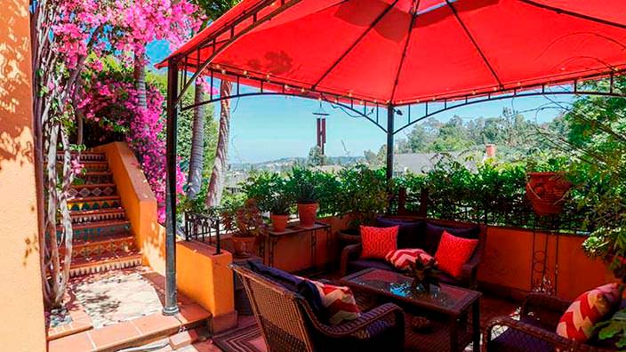 Терраса на холме у дома в испанском стиле в Лос Фелис