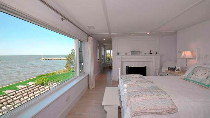 Спальня с видом на пролив Лонг-Айленд в доме Кэтрин Хепбёрн