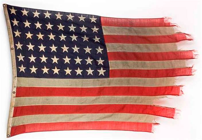 Исторический флаг США с борта десантного корабля в Нормандии