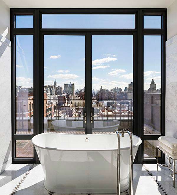 Панорамные окна в ванной комнате с видом на Манхэттен