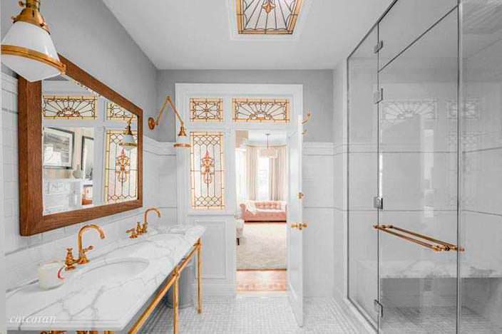 Мрамор и позолота в дизайне ванной комнаты