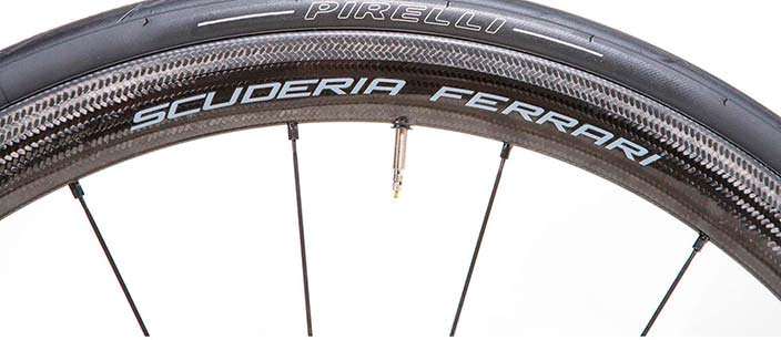 Шоссейный велосипед Scuderia Ferrari: колеса из карбона