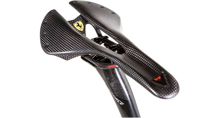 Шоссейный велосипед Scuderia Ferrari: седло из карбона