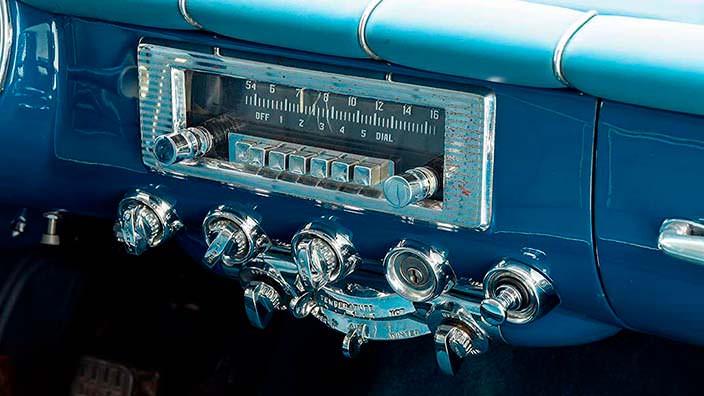 Ретро-радио в салоне Chrysler Ghia Special Coupe 1953 года