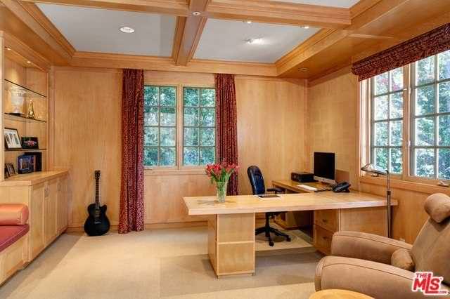 Дизайн кабинета с деревянными панелями