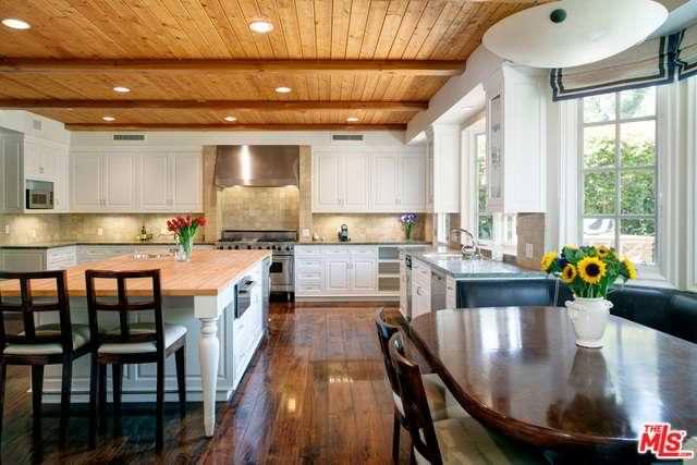 Кухня с деревянным полом и потолочными балками