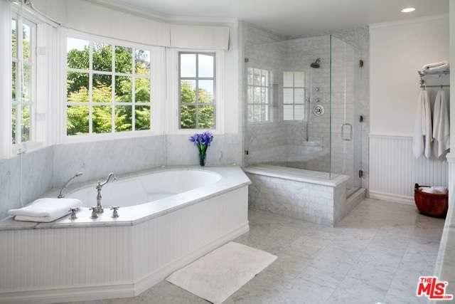 Дизайн ванной комнаты с большим окном