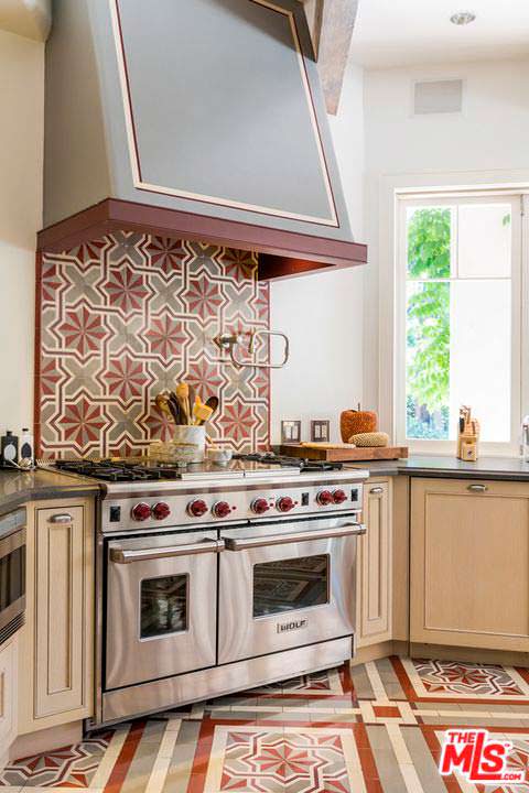 Дизайн кухонного уголка с плитой и вытяжкой