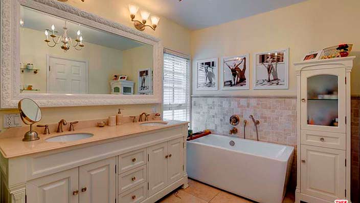 Ванная комната с большим зеркалом и ретро-мебелью