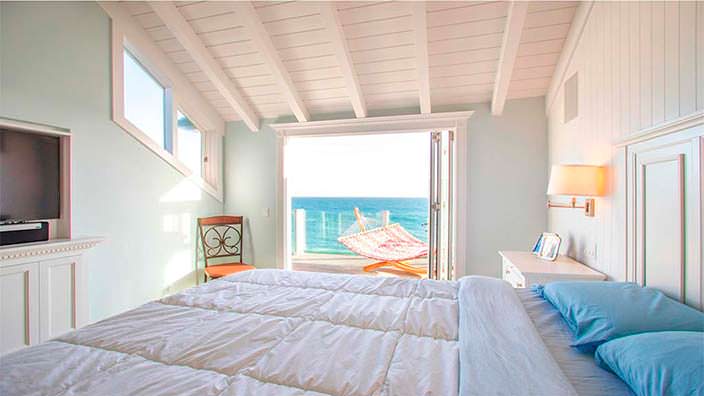 Спальня в доме с видом на океан в Малибу