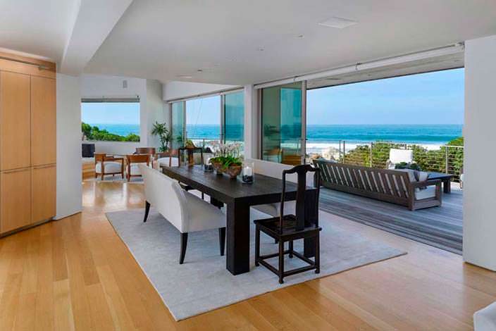 Дизайн столовой с выходом на панорамный балкон