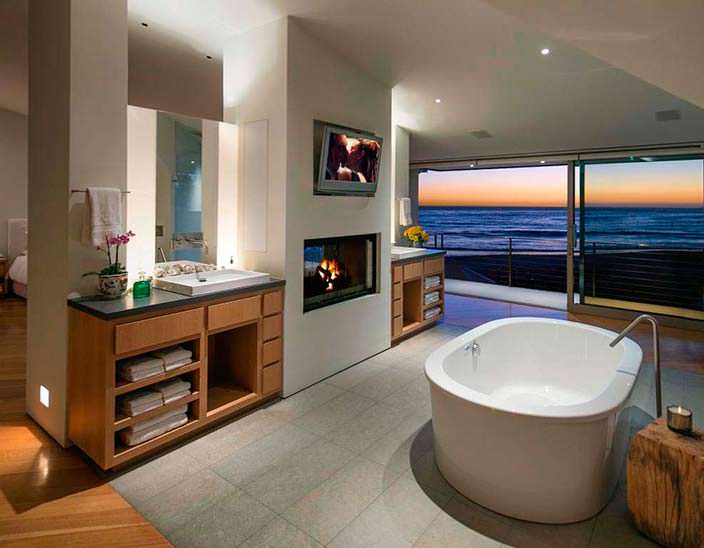 Ванная комната с панорамным видом на океан