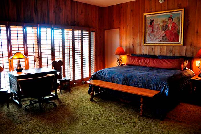 Спальня с письменным столом в доме Фрэнка Синатры