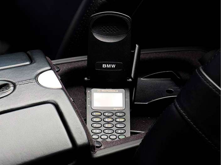 Телефон Motorola в салоне BMW Z8