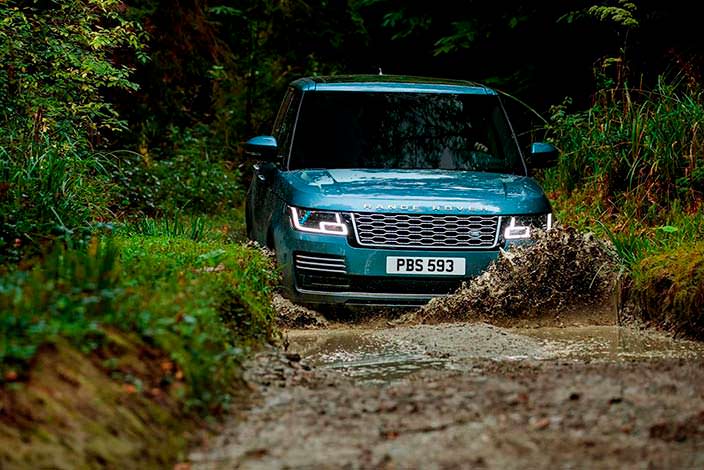 Внедорожник Range Rover 2018 на бездорожье