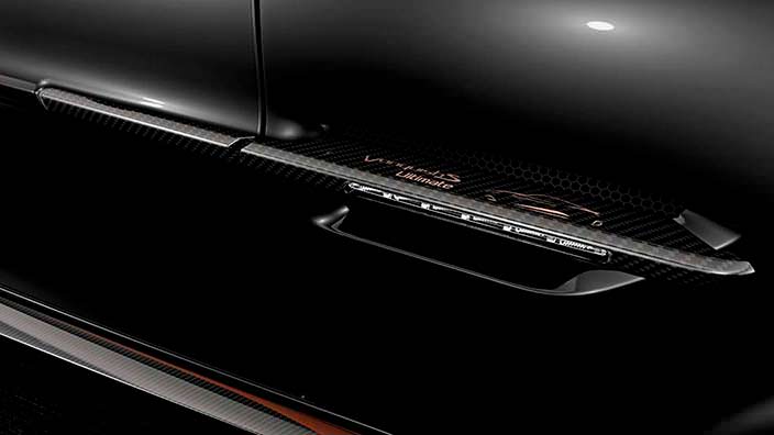 Углерод в салоне Aston Martin Vanquish S Ultimate Edition