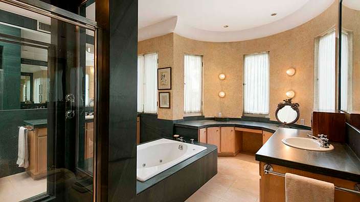 Дизайн ванной комнаты в доме Хэлли Берри