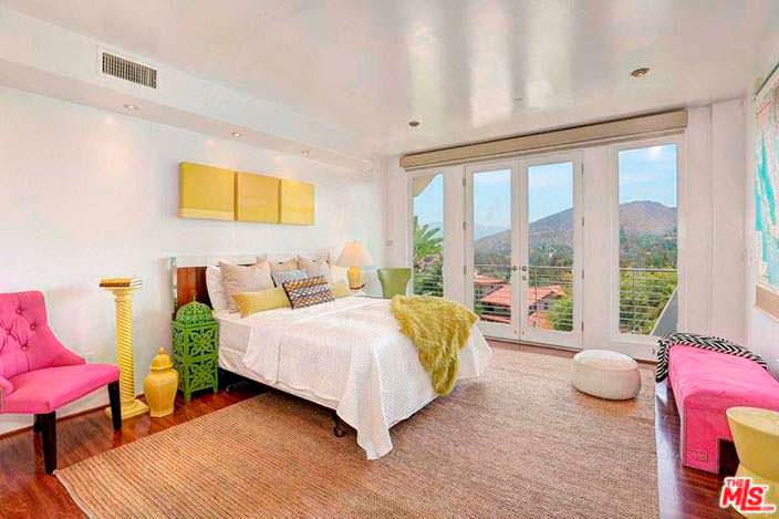 Спальня в доме Кэти Гриффин с балконом и видом на горы