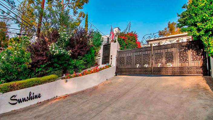 Ворота в дом Винни Джонса на Голливудских Холмах