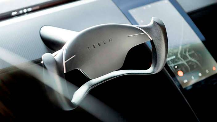 Руль Tesla Roadster как штурвал гоночного болида
