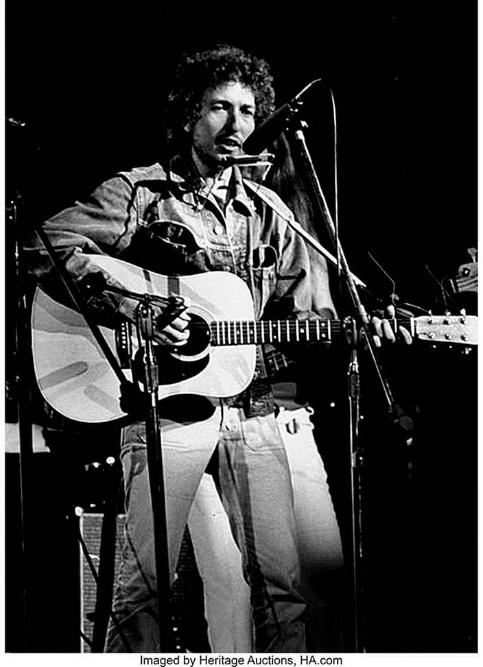 Боб Дилан играет на гитаре Martin D-28
