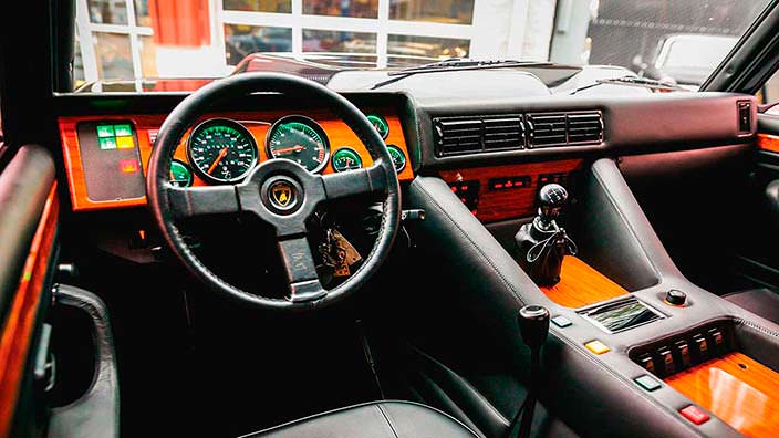 Салон внедорожника Lamborghini LM002