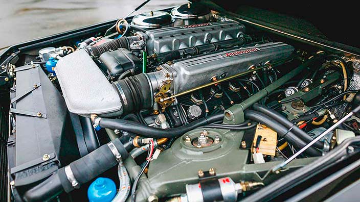 Двигатель V12 под капотом Lamborghini LM002 от Countach