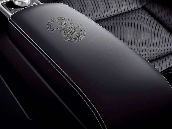 Кожаный подлокотник с номером Mercedes G Limited Edition