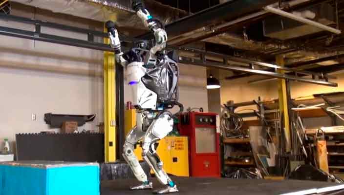 В Boston Dynamics научили робота паркуру, но не сразу | видео