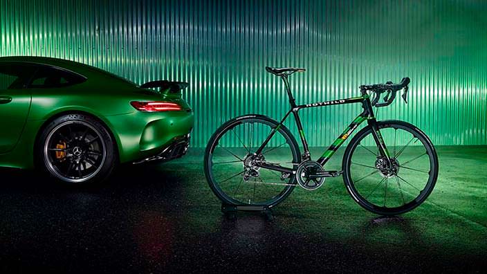 Суперкар и шоссейный велосипед Mercedes-Benz