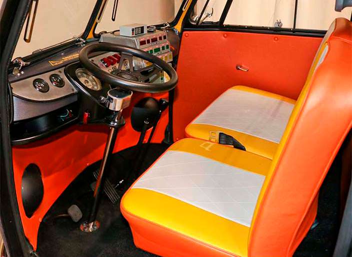 Оранжевые сиденья в салоне Volkswagen T1