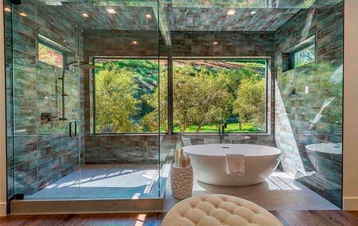 Ванная комната с видом на сад