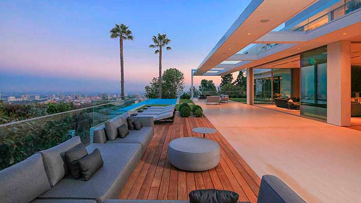 Панорамная терраса дома с видом на залив Санта-Моники
