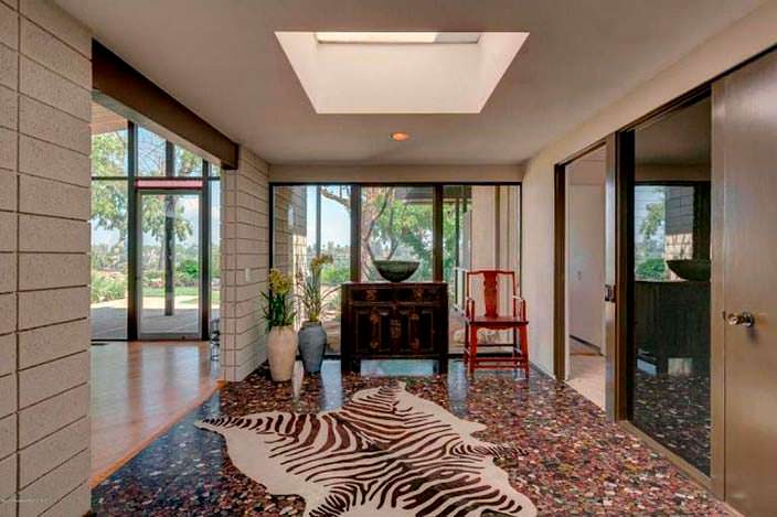 Шкура зебры на полу в интерьере дома
