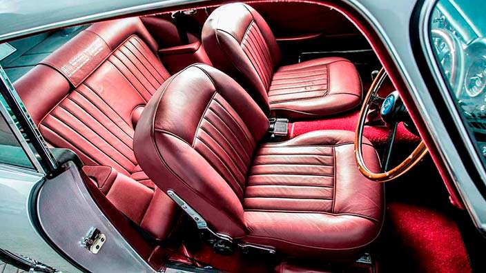 Красная кожа в салоне Aston Martin DB5 1964 года выпуска
