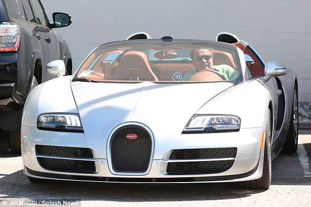 Арнольд Шварценеггер рулём Bugatti Veyron
