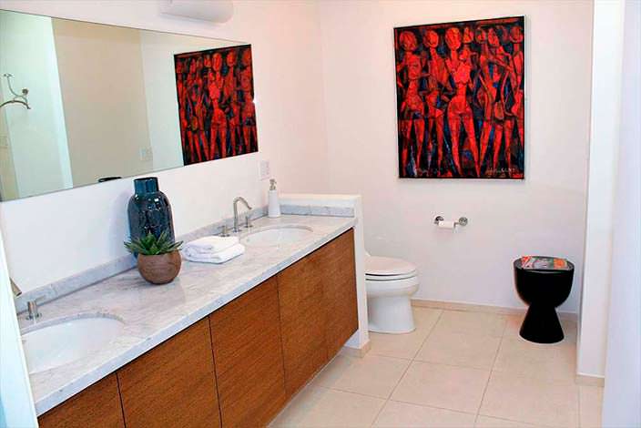 Дизайн ванной комнаты дома в Энсино
