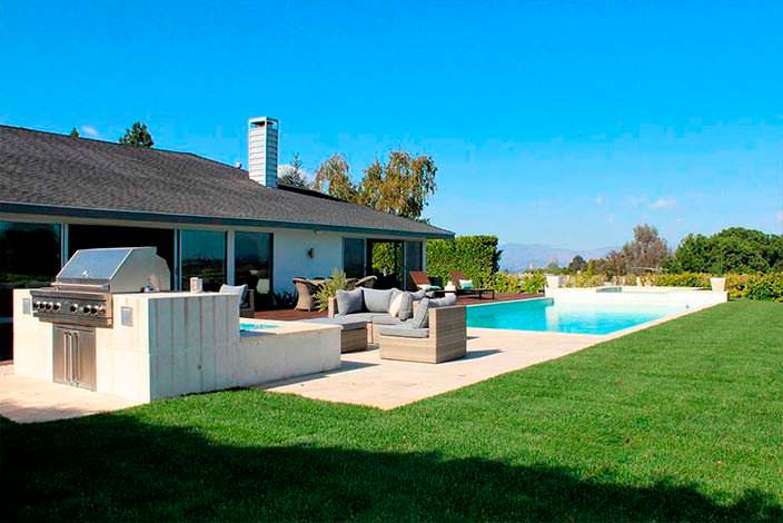 Дом с бассейном в стиле ранчо в Энсино, Калифорния
