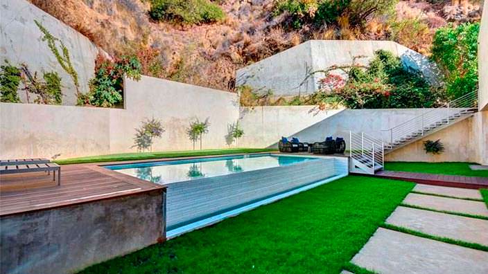 Дом с бассейном модели Кристал Хефнер