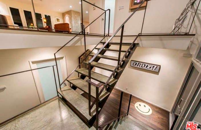 Металлическая лестница в дизайне интерьера дома